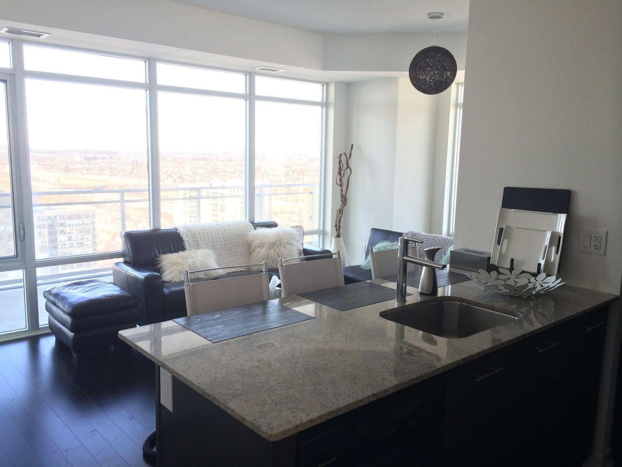 Square One Fully Furnished Suite Μισισάουγκα Εξωτερικό φωτογραφία